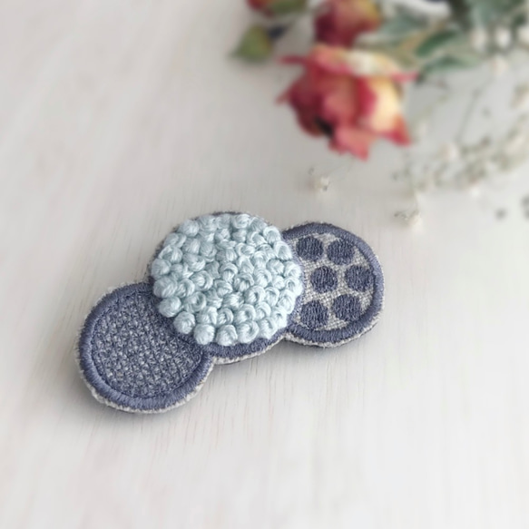 ドット刺繍ブローチ（アイスブルー）【受注制作】 1枚目の画像