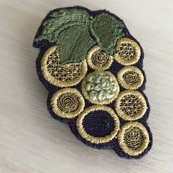 ブドウ刺繍ブローチ(パープルピンク)【受注制作】 3枚目の画像