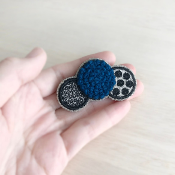 ふわもこ刺繍ドットブローチ（クラシックブルー）【受注制作】 2枚目の画像