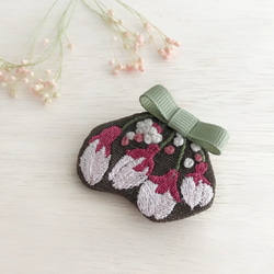 桜のつぼみ刺繍ブローチ(ブラウン)【受注制作】 1枚目の画像