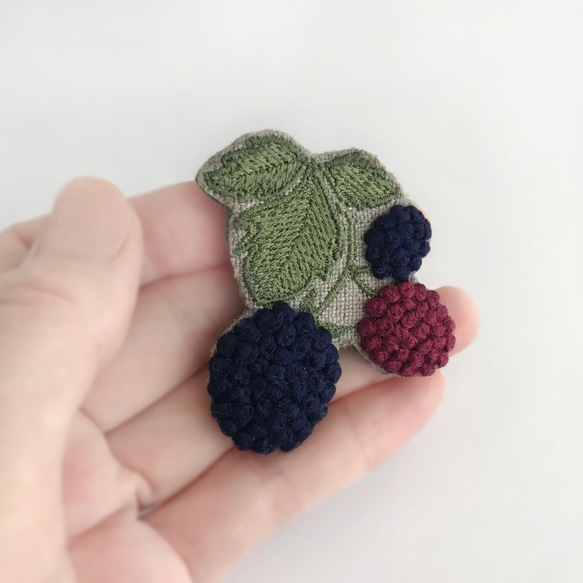 ブラックベリー 刺繍ブローチ《受注制作》 2枚目の画像