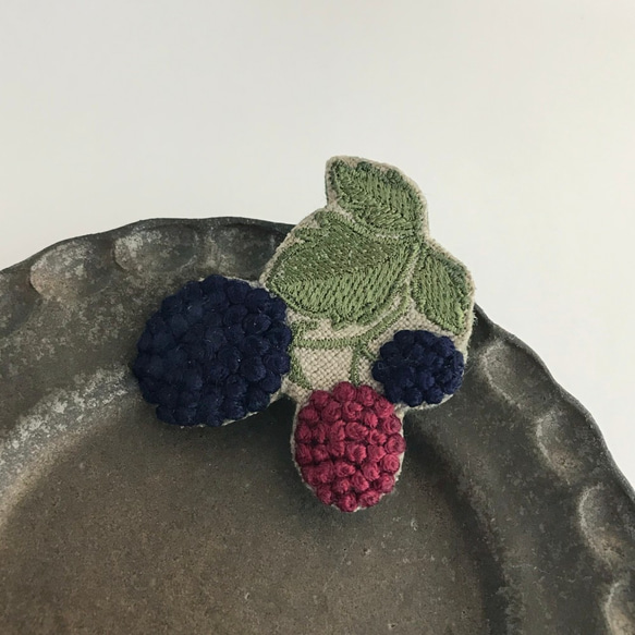 ブラックベリー 刺繍ブローチ《受注制作》 3枚目の画像