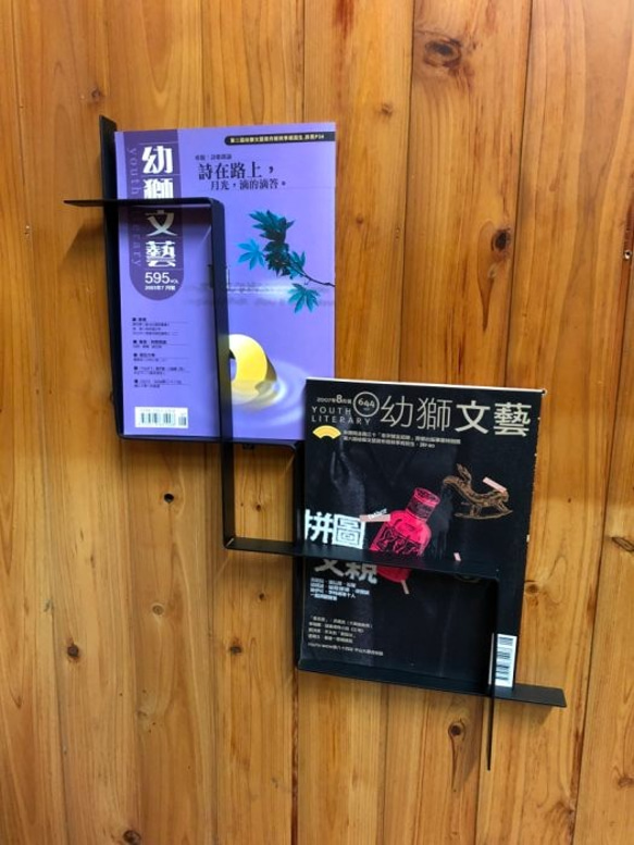 設計款不銹鋼雜誌架、書架、DM架，風格明確，格調雅致，亦可做顏色烤漆 第1張的照片