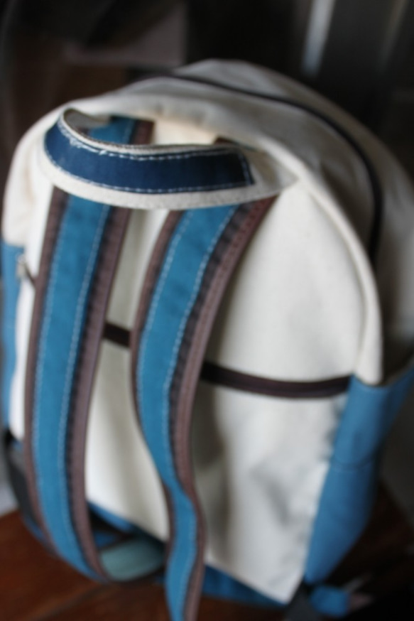 小清新 希臘異國風,藍白拼接優雅兼具, 多功能.多口袋, 實用防潑水. 帆布,後背包 第2張的照片