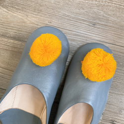 Moroccan Babouche slippers - pom pom yolk 第1張的照片