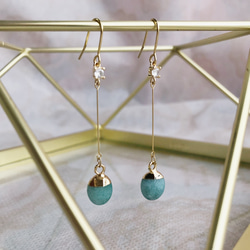 天然石・グリーンジェイドの大人上品ラインピアス（14kgfフック・イヤリングに変更可） 1枚目の画像