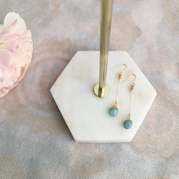 天然石・グリーンジェイドの大人上品ラインピアス（14kgfフック・イヤリングに変更可） 2枚目の画像