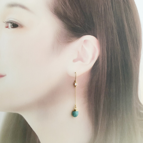 天然石・グリーンジェイドの大人上品ラインピアス（14kgfフック・イヤリングに変更可） 3枚目の画像