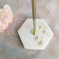 天然石・グリーンジェイドの大人上品ラインピアス（14kgfフック・イヤリングに変更可） 4枚目の画像