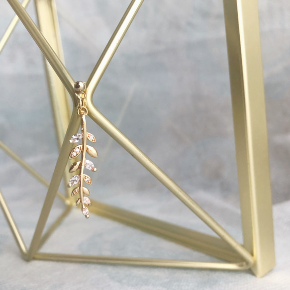 ジルコニアオリーブリーフのスイングピアス 1枚目の画像