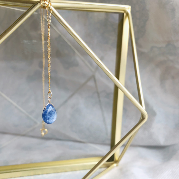 カイヤナイトの上品ネックレス  ‘Peace’ (16kgpチェーン約50cm ) 1枚目の画像