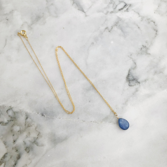 カイヤナイトの上品ネックレス  ‘Peace’ (16kgpチェーン約50cm ) 3枚目の画像