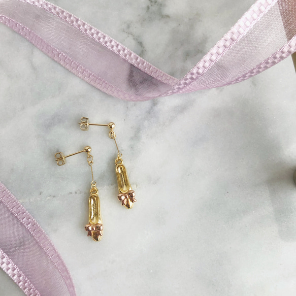 大人可愛いバレエシューズピアス・16kgpゴールド×ピンク（14kgf、イヤリングに変更可） 1枚目の画像