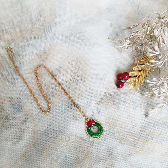 【クリスマスラッピング2021】特別ラッピング無料☆光揺れるクリスマスリースのネックレス 2枚目の画像