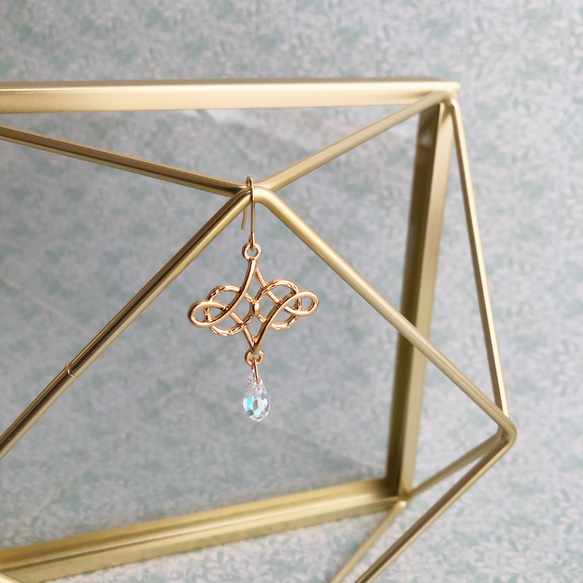 【再販✳︎】スワロフスキーのシャンデリアピアス/ゴールド＊ステンレスフック 1枚目の画像