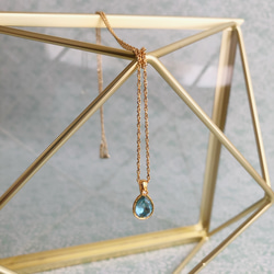 ゴールド×アクアマリンカラーのクリスタル雫ネックレス 1枚目の画像