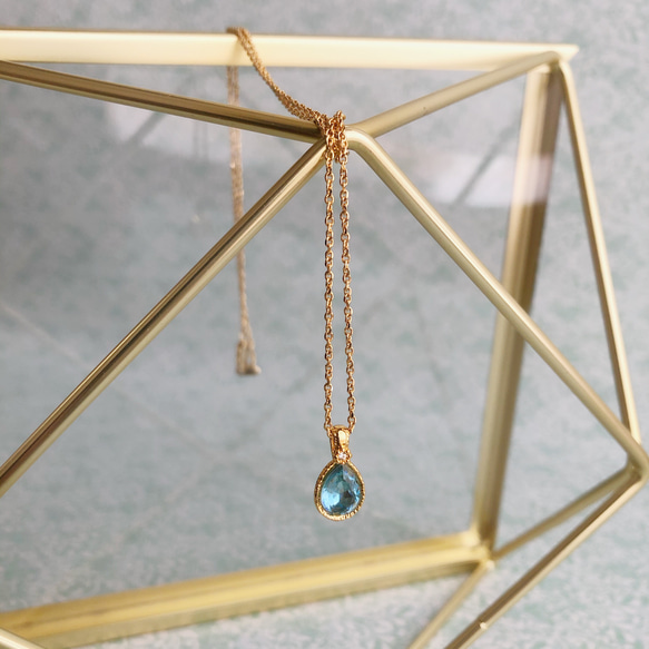 ゴールド×アクアマリンカラーのクリスタル雫ネックレス 1枚目の画像