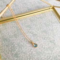 ゴールド×アクアマリンカラーのクリスタル雫ネックレス 2枚目の画像