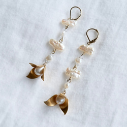 [免費送貨和新商品]淡水珍珠和黃銅花朵搖曳鍊式耳環或耳環 第1張的照片