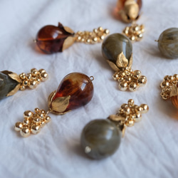 [免費送貨和新作品]秋季復古串珠葡萄穿孔或耳環（橄欖色） 第1張的照片