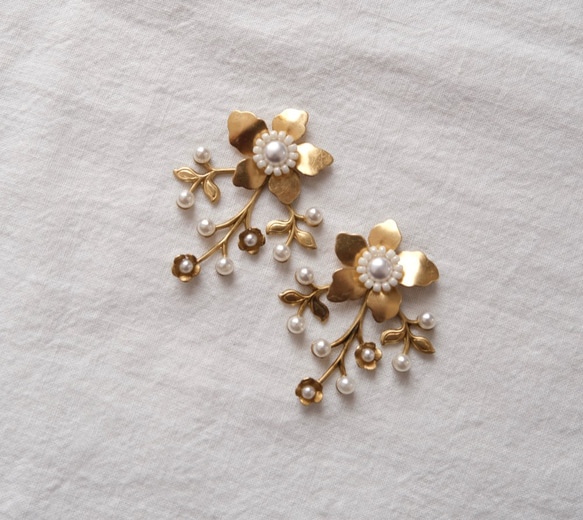 【新作＆送料無料】NY真鍮花と小枝のパールピアスorイヤリング 1枚目の画像