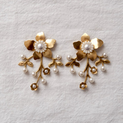 【新作＆送料無料】NY真鍮花と小枝のパールピアスorイヤリング 2枚目の画像