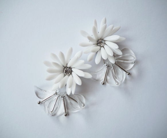 【免費送貨和新作品】白色捷克珠花和透明花瓣耳環 第3張的照片