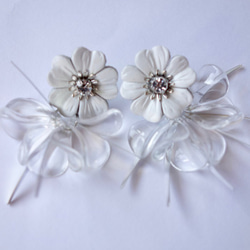 【免費送貨及新作品】白色皮革花朵和透明花瓣耳環 第2張的照片
