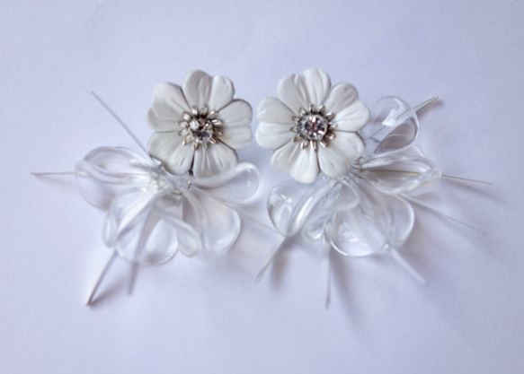 【免費送貨及新作品】白色皮革花朵和透明花瓣耳環 第2張的照片