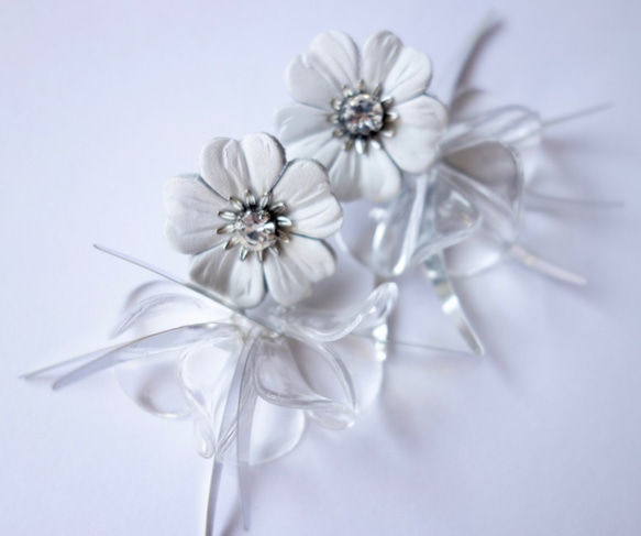 【免費送貨及新作品】白色皮革花朵和透明花瓣耳環 第3張的照片