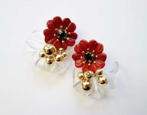 紅色皮革花朵和透明花瓣金耳環 第1張的照片
