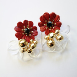紅色皮革花朵和透明花瓣金耳環 第2張的照片