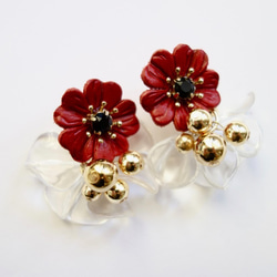 紅色皮革花朵和透明花瓣金耳環 第4張的照片