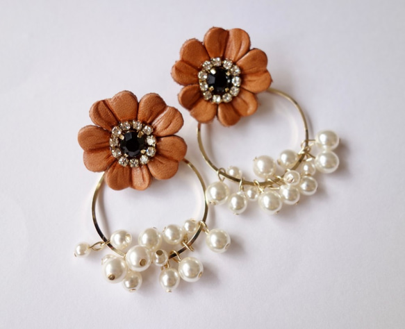 【訂購生產】2路箍夾耳環，配以駝色皮革花和小顆粒珍珠 第1張的照片