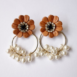 【訂購生產】2路箍夾耳環，配以駝色皮革花和小顆粒珍珠 第2張的照片