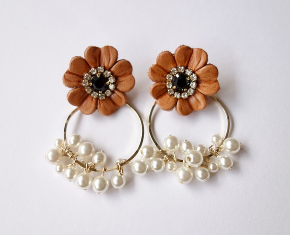 【訂購生產】2路箍夾耳環，配以駝色皮革花和小顆粒珍珠 第2張的照片