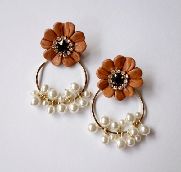 【訂購生產】2路箍夾耳環，配以駝色皮革花和小顆粒珍珠 第3張的照片