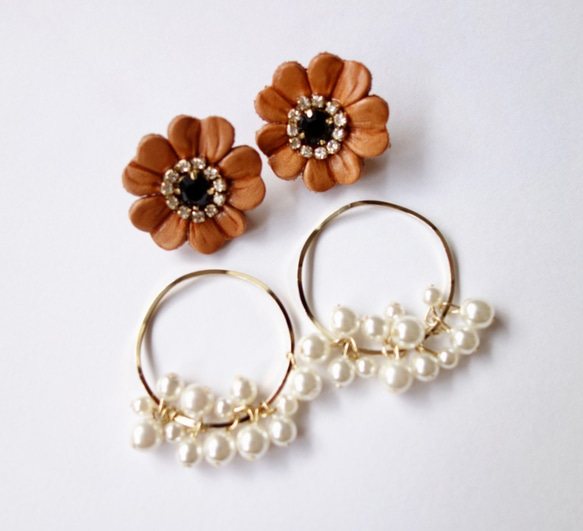 【訂購生產】2路箍夾耳環，配以駝色皮革花和小顆粒珍珠 第4張的照片