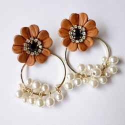 【訂購生產】2路箍夾耳環，配以駝色皮革花和小顆粒珍珠 第5張的照片