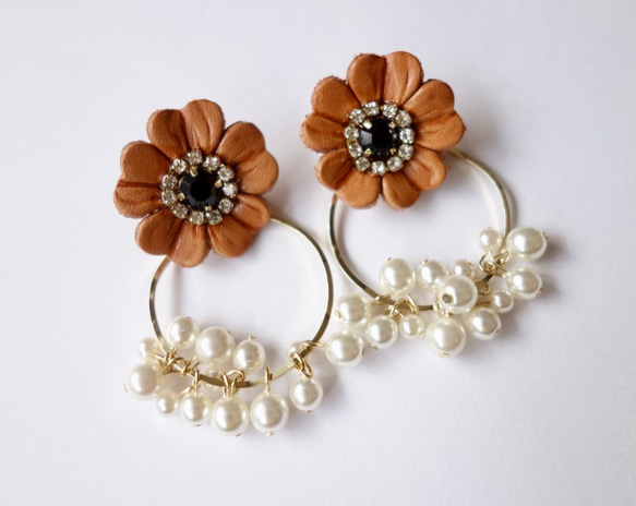 【訂購生產】2路箍夾耳環，配以駝色皮革花和小顆粒珍珠 第5張的照片