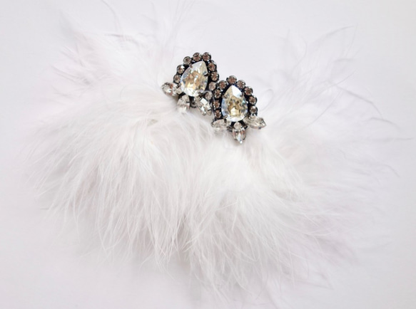 這款奢華施華洛世奇寶石和白色馬拉博毛皮2way耳環 第1張的照片