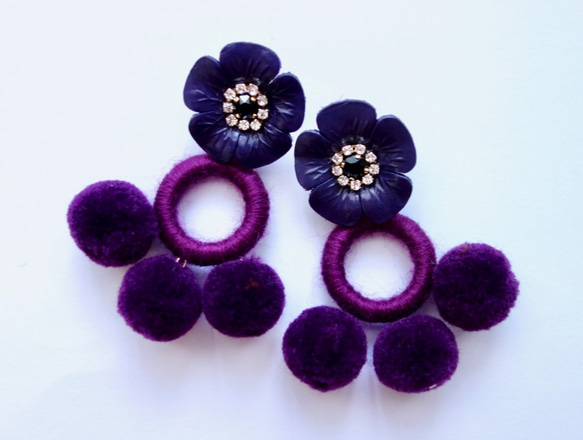 【受注製作】紫レザー花とニットポンポンの２wayクリップイヤリング 2枚目の画像