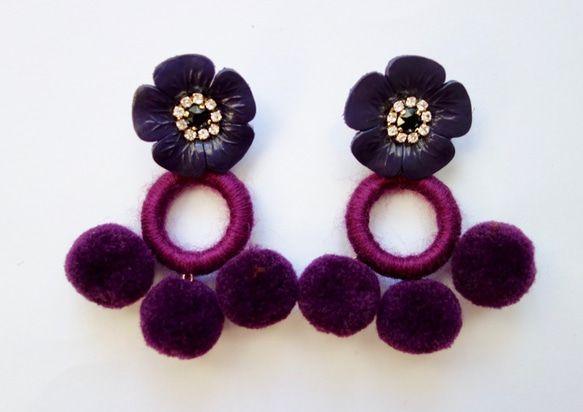【受注製作】紫レザー花とニットポンポンの２wayクリップイヤリング 3枚目の画像