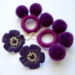 【受注製作】紫レザー花とニットポンポンの２wayクリップイヤリング 4枚目の画像