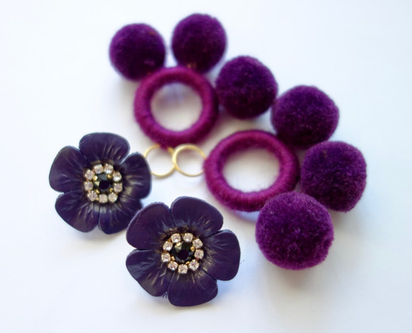【受注製作】紫レザー花とニットポンポンの２wayクリップイヤリング 4枚目の画像
