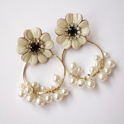 【訂單生產】白色皮革花朵和小珍珠2way箍夾耳環 第1張的照片