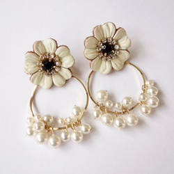 【訂單生產】白色皮革花朵和小珍珠2way箍夾耳環 第4張的照片