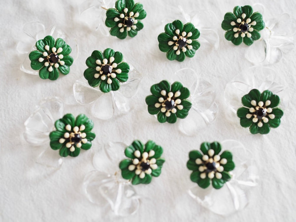 【免費送貨及新商品】綠色皮革花朵和透明花瓣耳環 第4張的照片