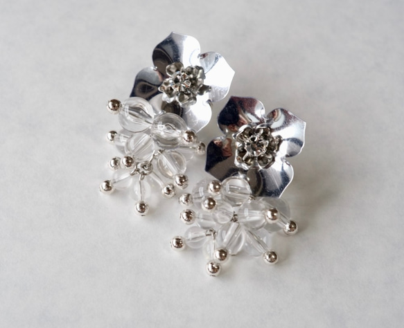 【免費送貨及新商品】金屬銀色花朵和透明珠飾耳環 第1張的照片