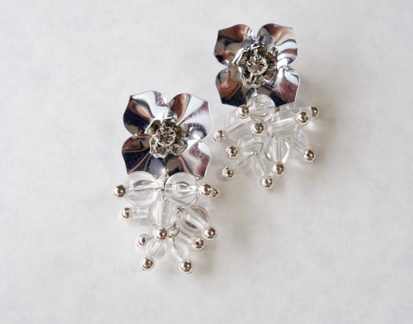 【免費送貨及新商品】金屬銀色花朵和透明珠飾耳環 第2張的照片